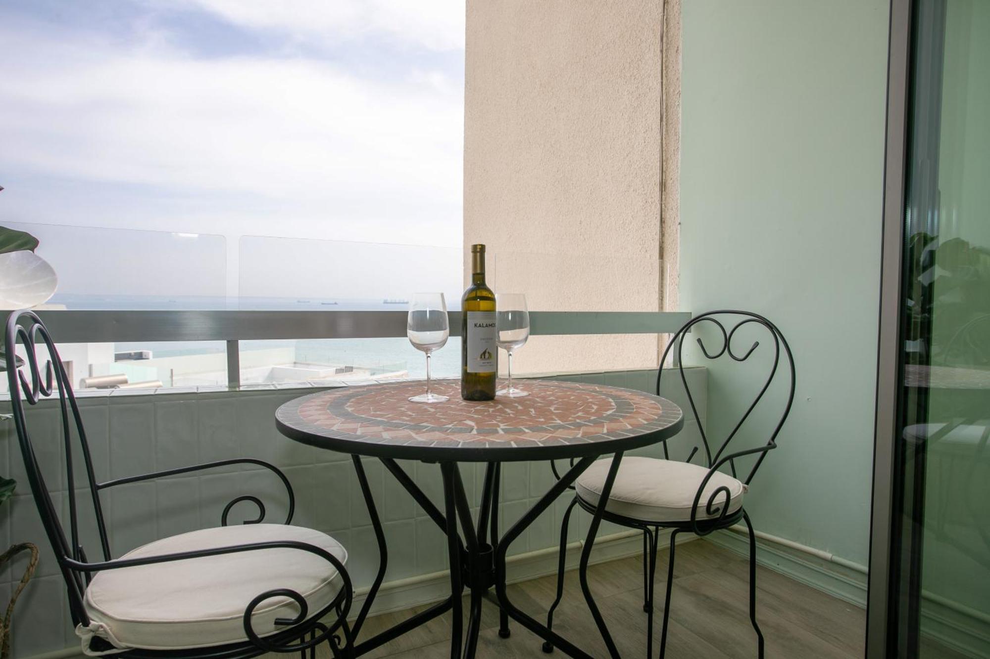 Palmove Luxurious Beachfront Apt لارنكا المظهر الخارجي الصورة