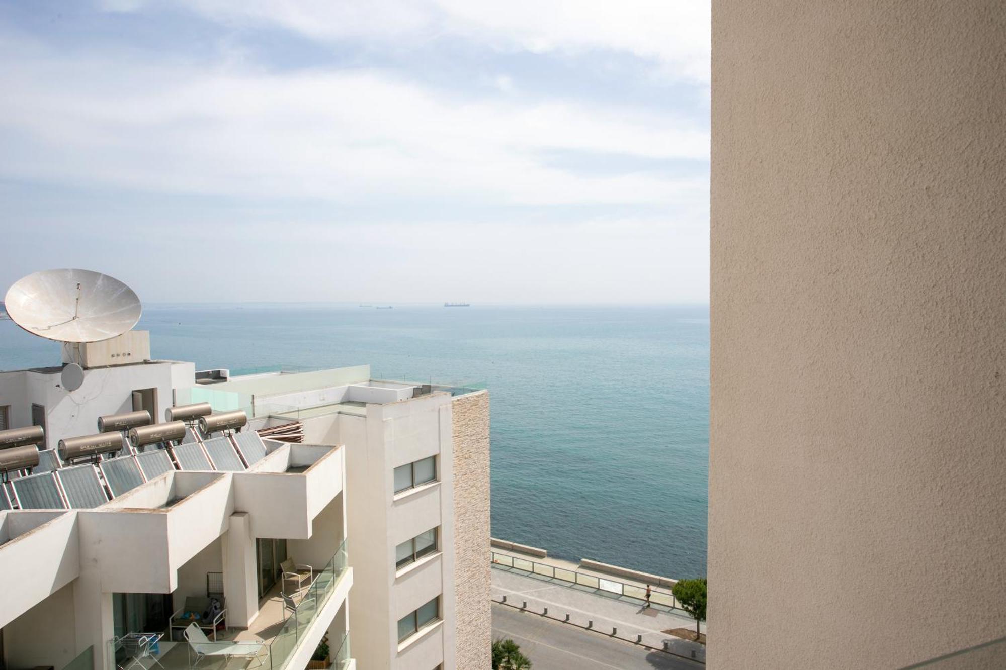 Palmove Luxurious Beachfront Apt لارنكا المظهر الخارجي الصورة