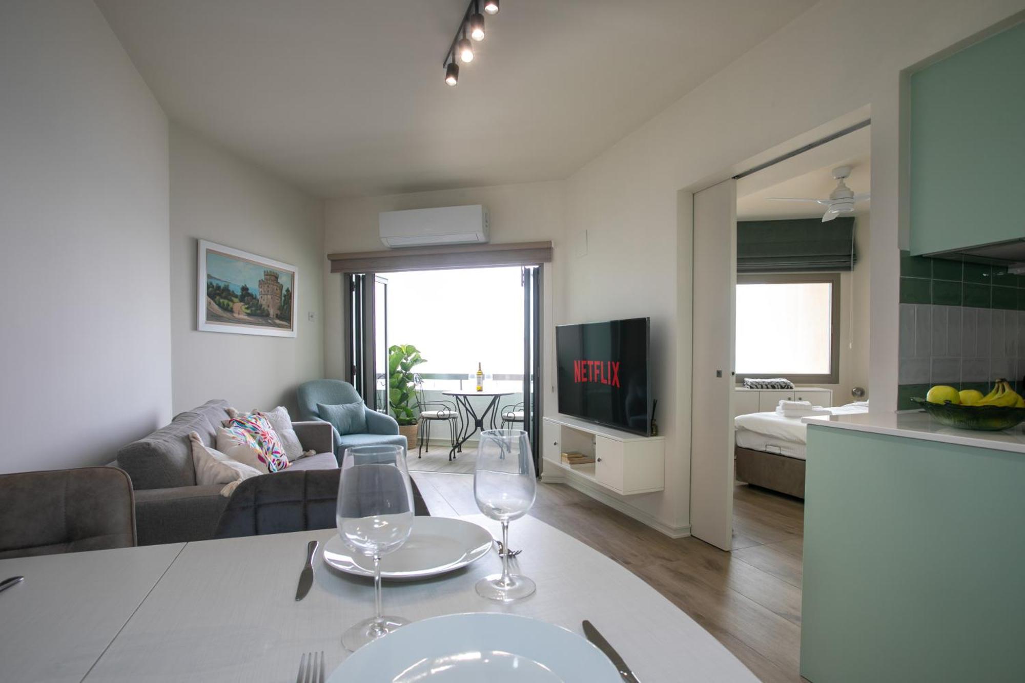 Palmove Luxurious Beachfront Apt لارنكا المظهر الخارجي الصورة