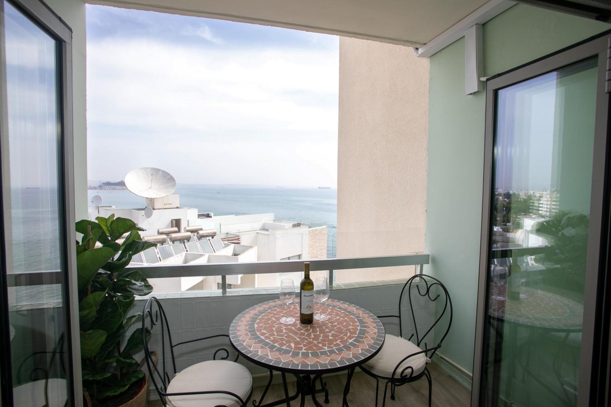 Palmove Luxurious Beachfront Apt لارنكا المظهر الخارجي الصورة