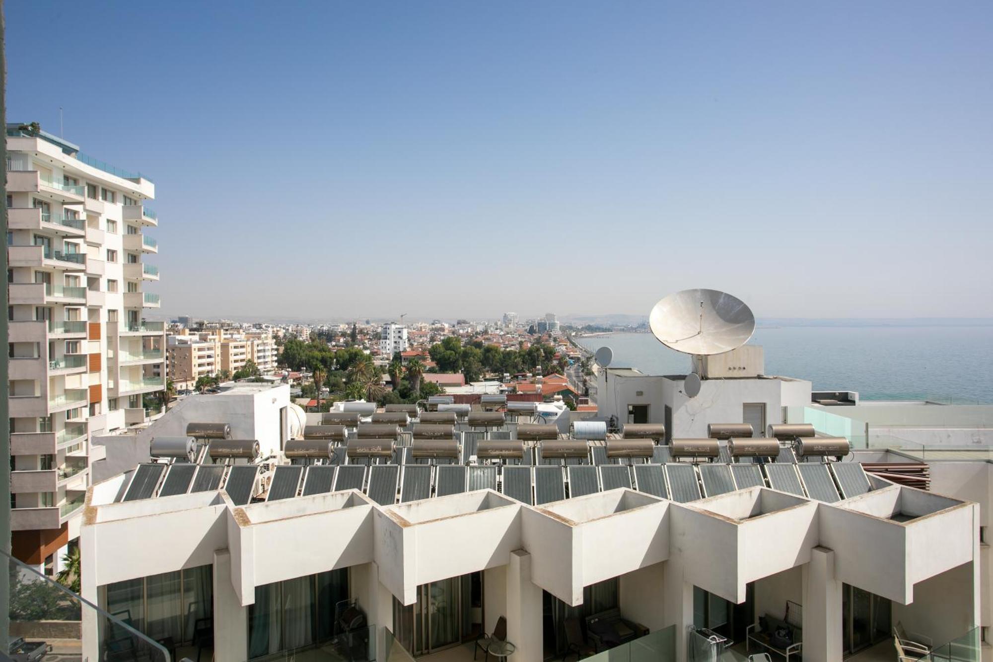 Palmove Luxurious Beachfront Apt لارنكا المظهر الخارجي الصورة